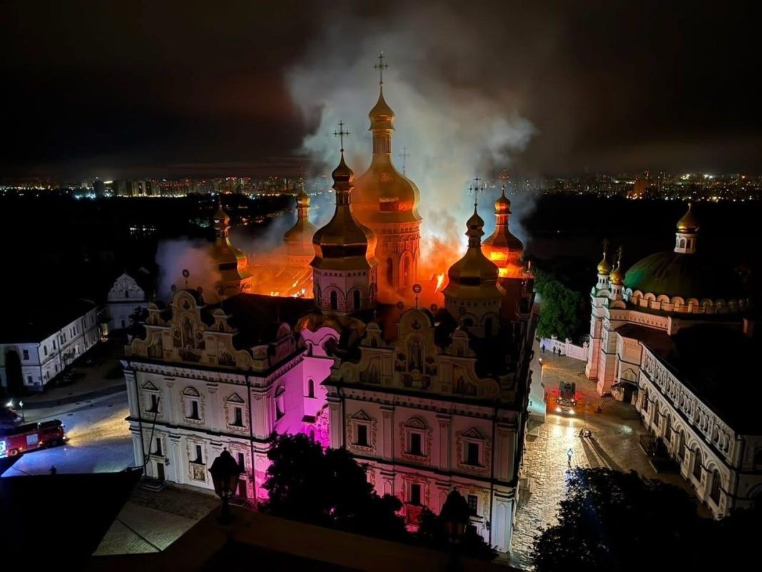 Пожежники ліквідовують наслідки нічної атаки у Києві.