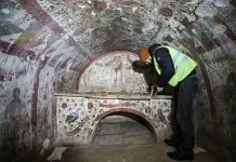 Фреска Ісуса Христа в образі Доброго Пастиря без бороди з III століття, знайдена в гробниці Ізника, Туреччина.