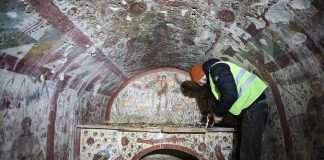 Фреска Ісуса Христа в образі Доброго Пастиря без бороди з III століття, знайдена в гробниці Ізника, Туреччина.