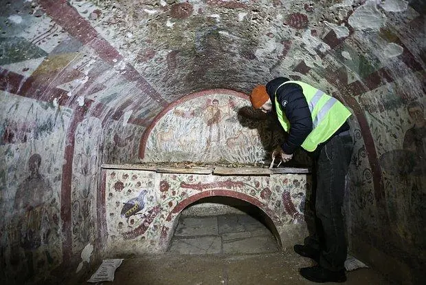 Фреска Ісуса Христа в образі Доброго Пастиря без бороди з III століття, знайдена в гробниці Ізника, Туреччина.