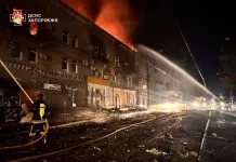 Російські БпЛА вдарили по Запоріжжю: спалахнув житловий будинок Пожежа у триповерховому житловому будинку в Запоріжжі після обстрілу БпЛА вночі