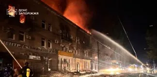 Пожежа у триповерховому житловому будинку в Запоріжжі після обстрілу БпЛА вночі