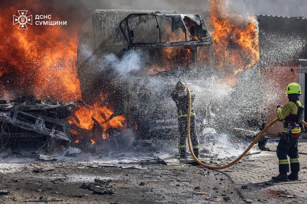 photo_2026-06-17_21-40-25 Пожежні ліквідовують вогонь після ворожого обстрілу у місті Суми