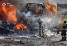 Ворог повторно обстріляв Суми, спричинивши масштабну пожежу Пожежні ліквідовують вогонь після ворожого обстрілу у місті Суми