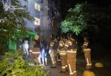 У нічній атаці російських БпЛА на Суми загинула людина Пошкоджений дев’ятиповерховий будинок у Сумах після атаки безпілотників