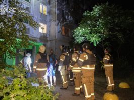Пошкоджений дев’ятиповерховий будинок у Сумах після атаки безпілотників