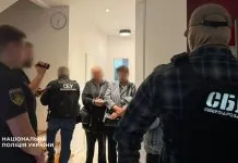 Правоохоронці вилучають комп’ютерну техніку під час обшуків у справі фейкового застосунку «Резерв+».