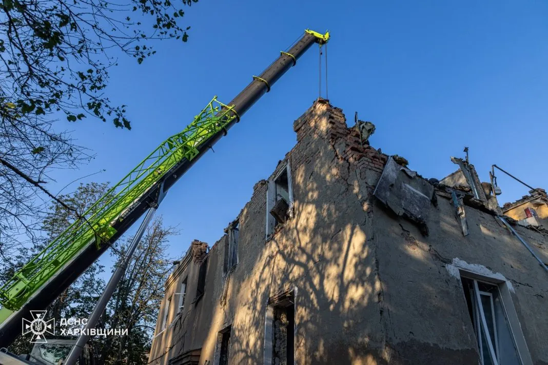 Місце авіаудару в Холодногірському районі Харкова з пошкодженим будинком. Місце авіаудару в Холодногірському районі Харкова з пошкодженим будинком.
