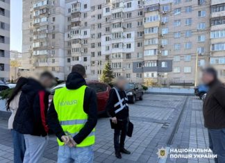 Нацполіція викрила схему незаконного виїзду музикантів за кордон Нацполіція проводить розслідування злочинної схеми виїзду музикантів.