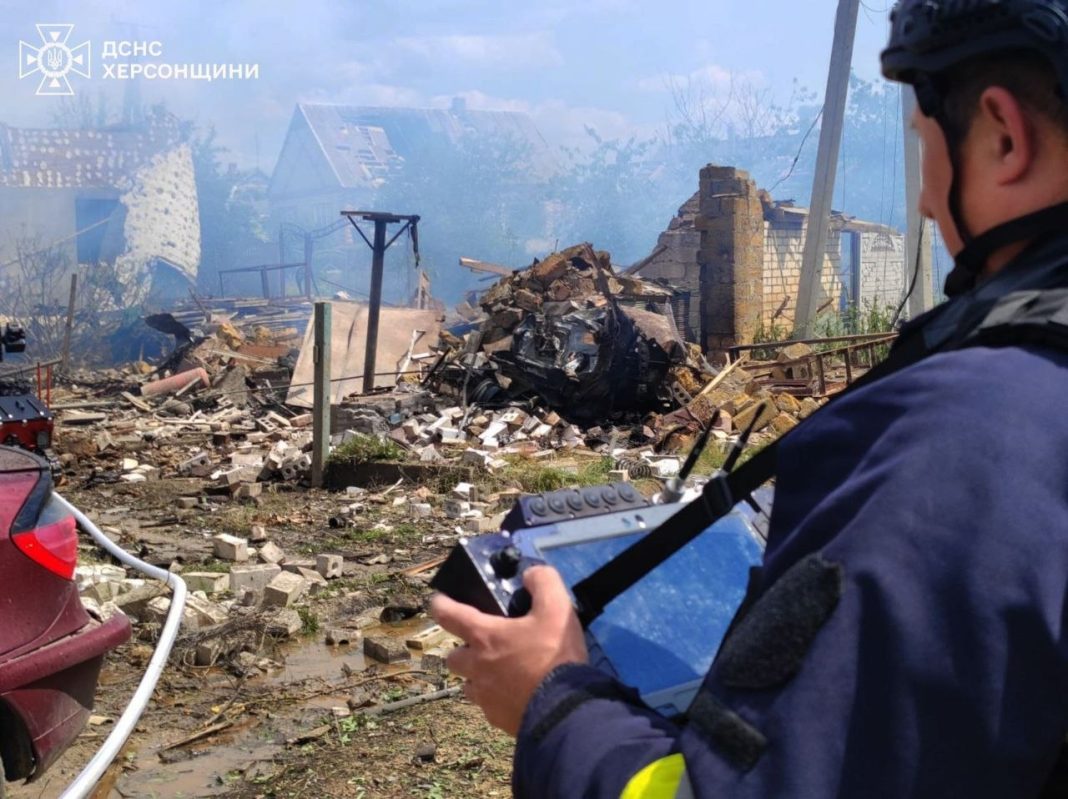Артобстріл на Херсонщині: пожежа в житловому секторі та рятувальники. Артобстріл на Херсонщині: пожежа в житловому секторі та рятувальники.