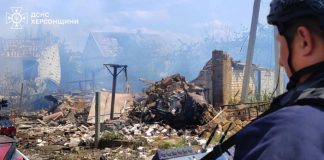 Артобстріл на Херсонщині: пожежа в житловому секторі та рятувальники.