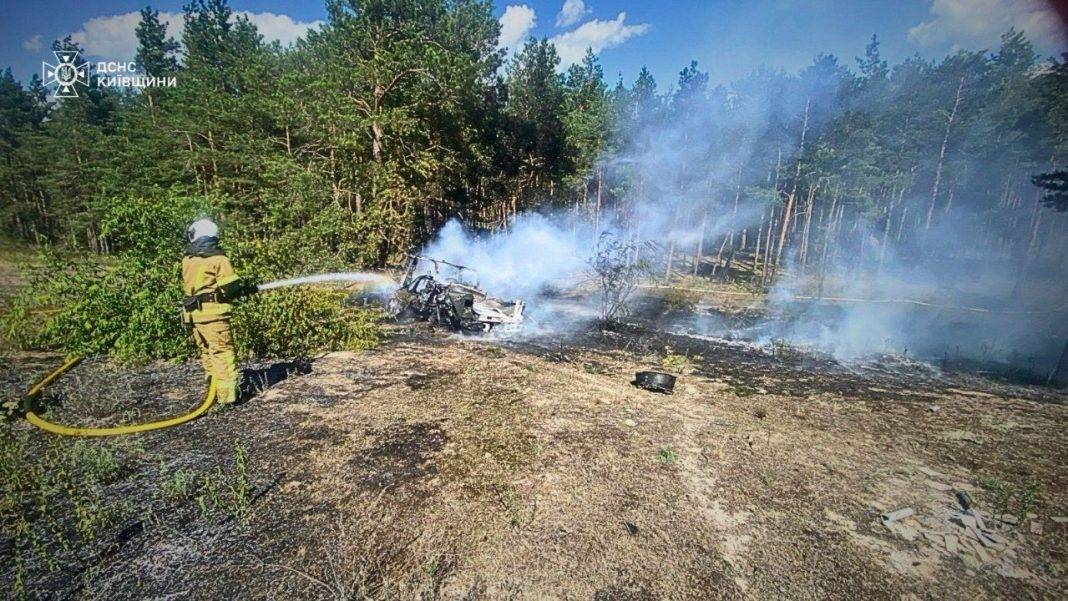 Рятувальники на місці пожежі в Київській області після ворожої атаки. Рятувальники на місці пожежі в Київській області після ворожої атаки.