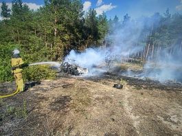 Пожежі та поранені на Київщині: наслідки нової атаки РФ Рятувальники на місці пожежі в Київській області після ворожої атаки.