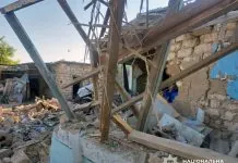Ворог атакував Херсонщину: один загиблий та сім поранених цивільних Зруйнований житловий будинок на Херсонщині після російського обстрілу безпілотниками