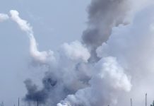 Стовп густого диму після вибуху та роботи системи протиповітряної оборони