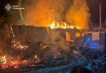 Російські дрони вдарили по Сумщині: пожежі охопили житлові будинки Рятувальники ліквідовують наслідки пожежі на Сумщині