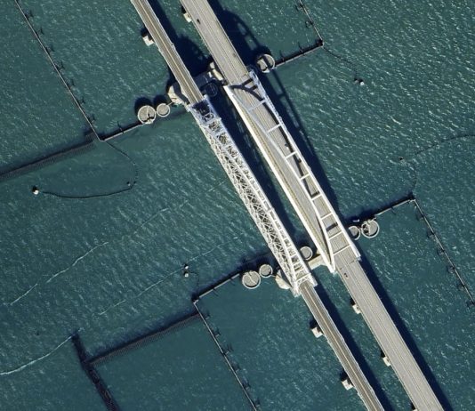 Russia is preparing to attack the Crimean Bridge Satellite images of the Crimean Bridge with its new defence system.