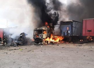 Росіяни атакували Запорізьку область: знищено будинки та вантажівки Пожежа на території АЗС в Запорізькій області після обстрілів рф.