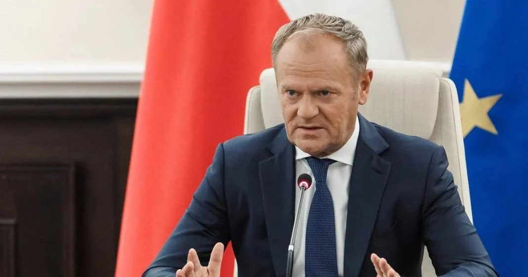 Дональд Туск на конференції в Гданську, пояснює відсутність Зеленського. Дональд Туск на конференції в Гданську, пояснює відсутність Зеленського.