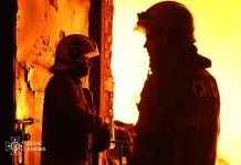 Рятувальники ліквідують пожежу в Києві після обстрілу.