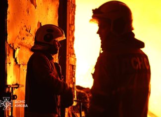 Рятувальники ліквідують пожежу в Києві після обстрілу.