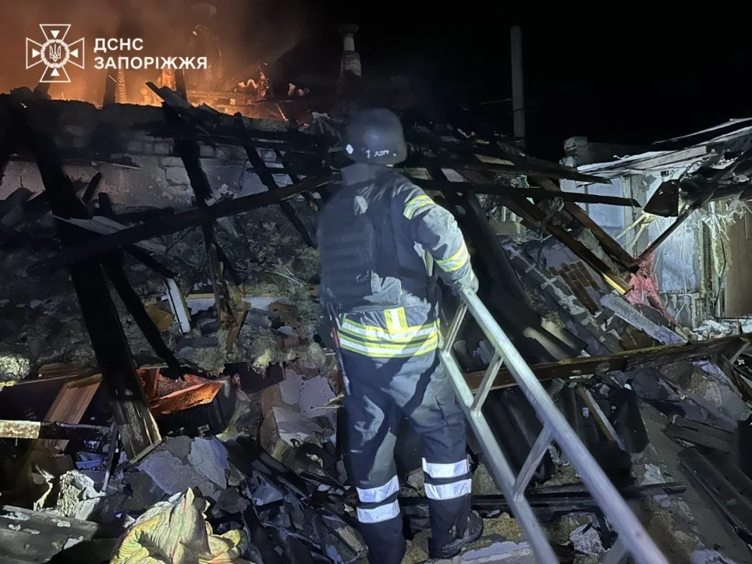 Наслідки атаки БпЛА в Запоріжжі, зруйнований житловий будинок.