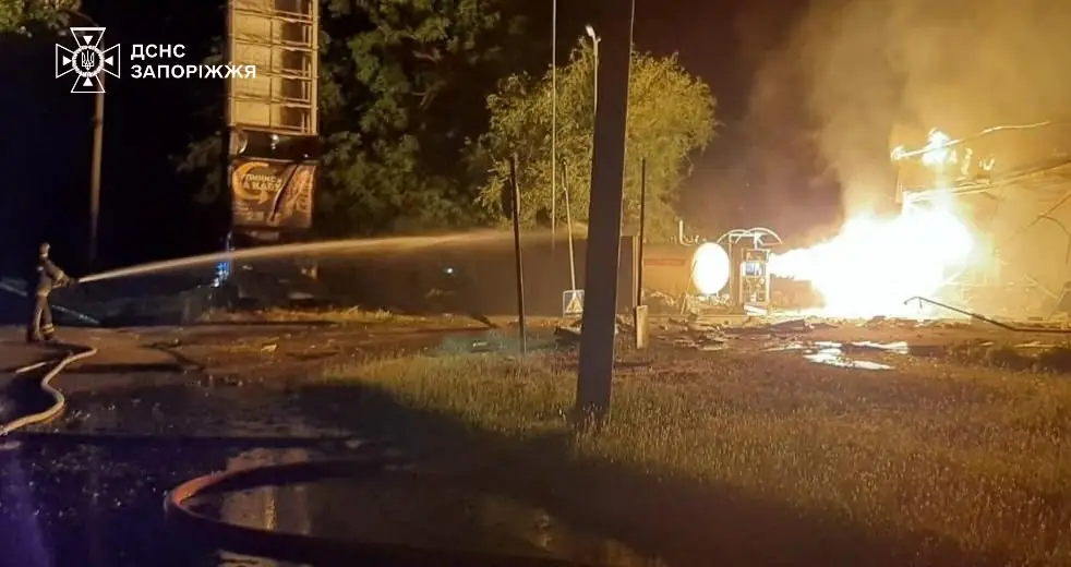 Пожежа на автозаправній станції в Запоріжжі після атаки російського дрону.