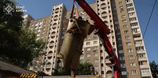 Бойова частина російської ракети впала біля житлового будинку в Києві.
