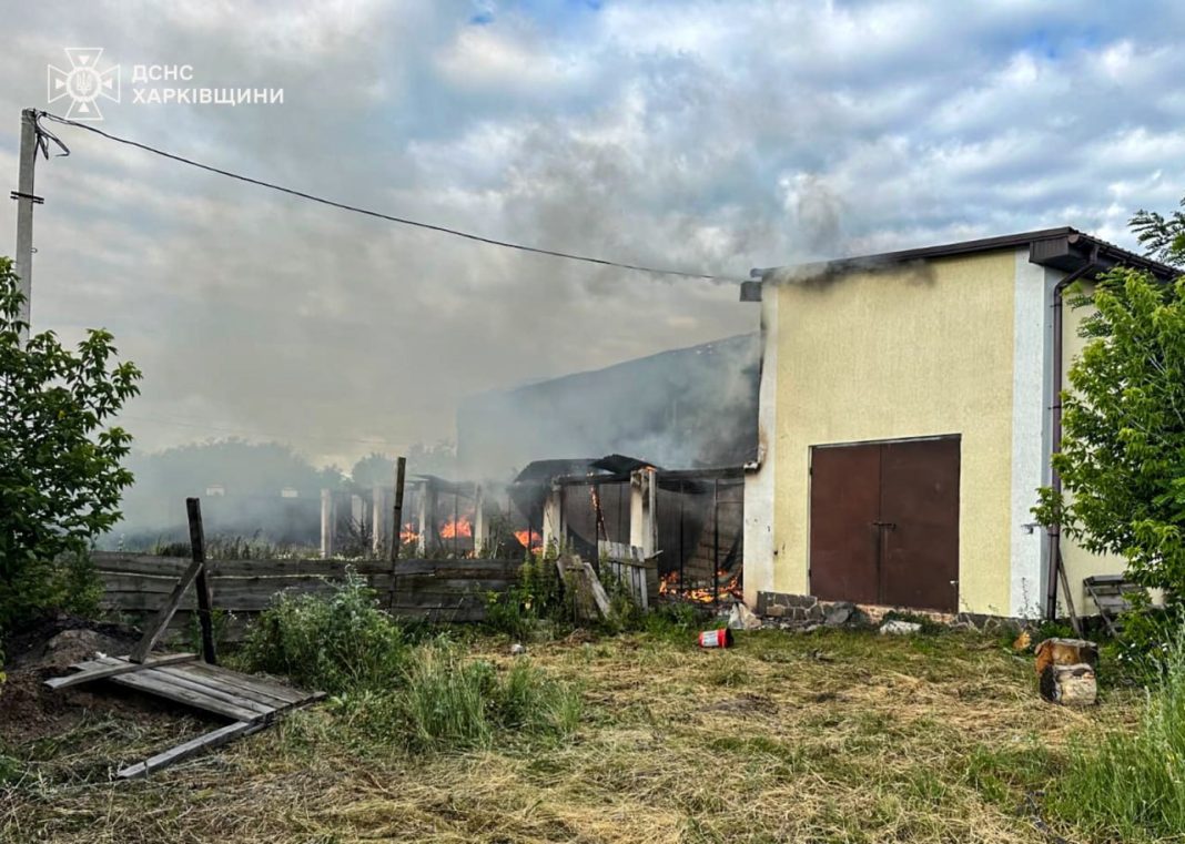 Пожежа у Золочеві на Харківщині після атаки БпЛА російських військ.
