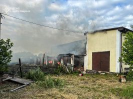 Пожежа у Золочеві на Харківщині після атаки БпЛА російських військ.