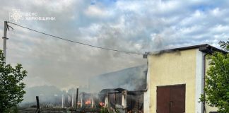 Пожежа у Золочеві на Харківщині після атаки БпЛА російських військ.