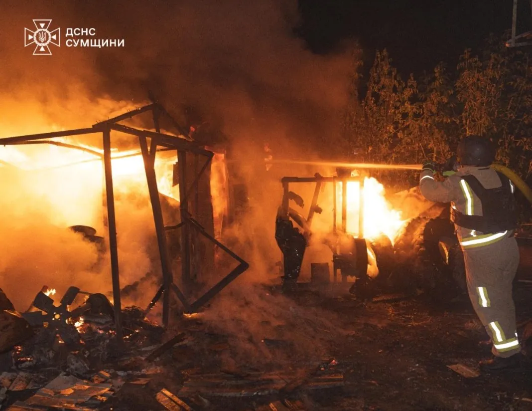 Рятувальники ДСНС ліквідовують пожежі в Сумах після російської атаки.