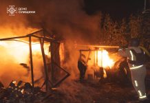 Рятувальники ДСНС ліквідовують пожежі в Сумах після російської атаки.