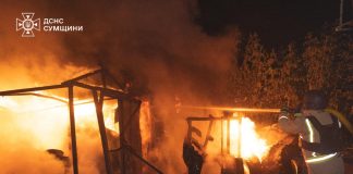 Рятувальники ДСНС ліквідовують пожежі в Сумах після російської атаки.