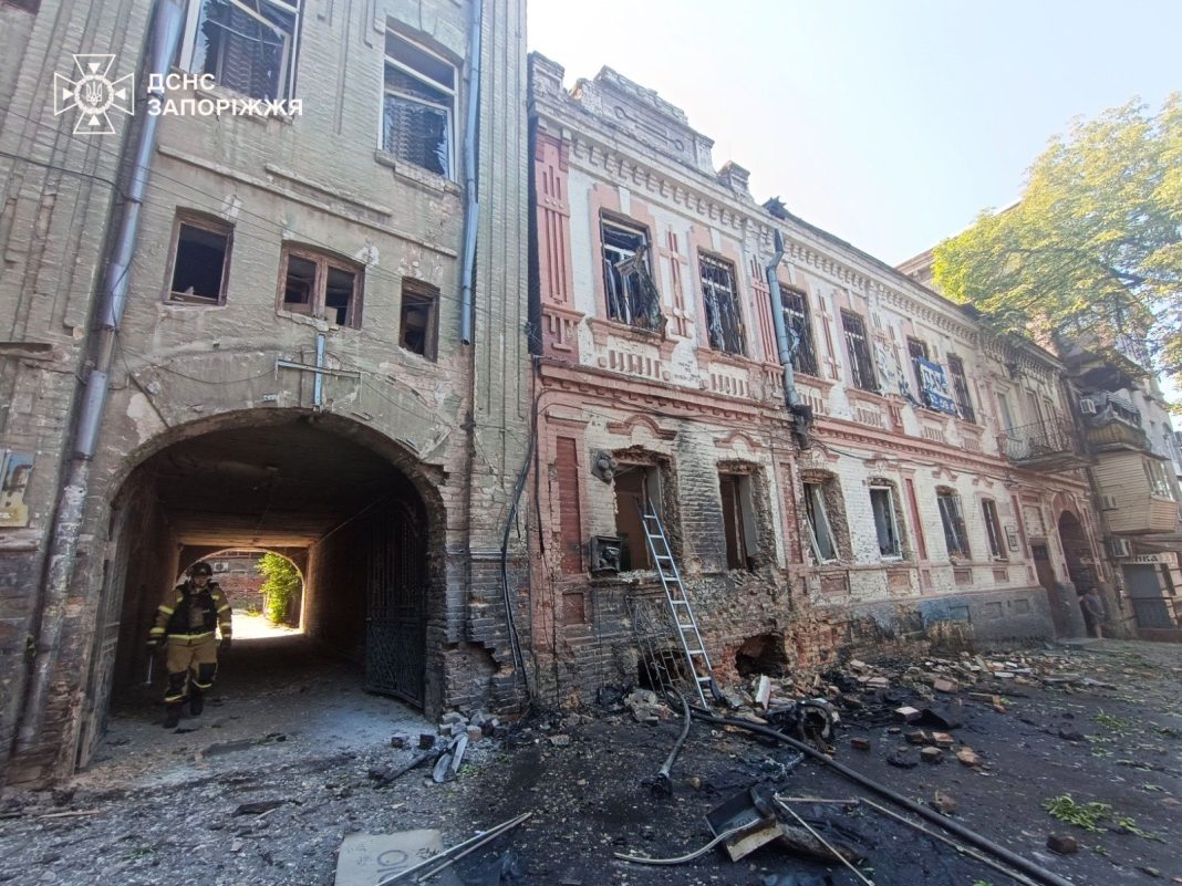 Пожежа після атаки російського безпілотника в Запоріжжі.