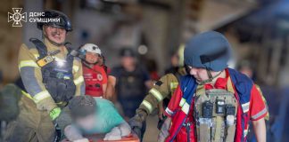 Рятувальники ДСНС працюють на місці авіаудару в Сумах.