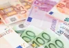 Крупний план розсипаних банкнот євро різних номіналів