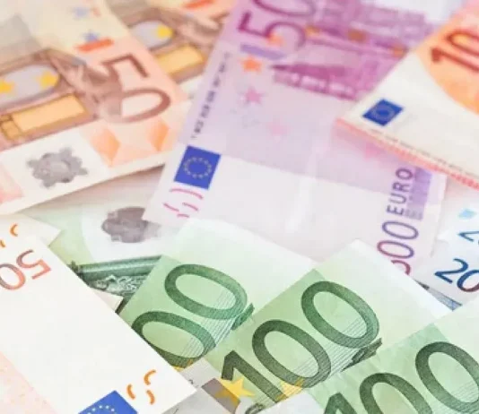 Мільярди євро для України: детальний розбір фінансової допомоги Крупний план розсипаних банкнот євро різних номіналів