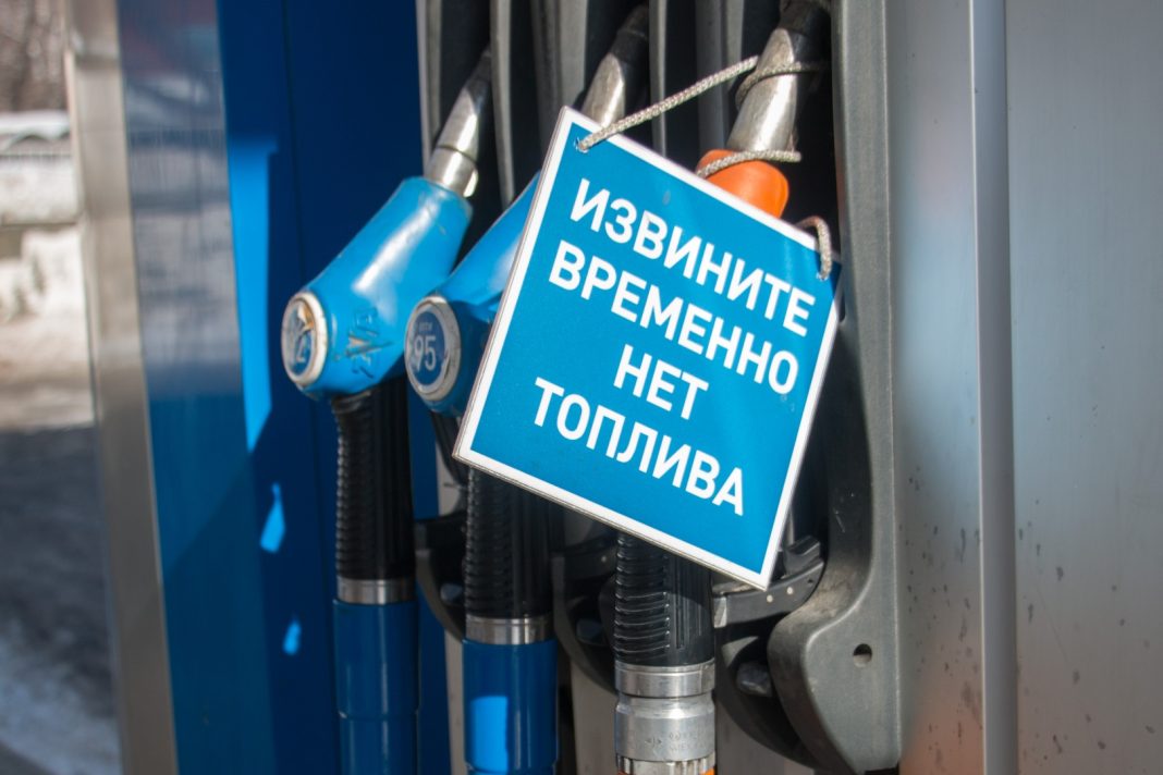 regnum_picture_15293110201668255_normal (1) A petrol station in Russia with limited fuel supplies due to a petrol shortage.