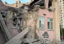 Пошкоджена будівля медичного закладу після обстрілу у Києві
