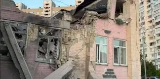 Пошкоджена будівля медичного закладу після обстрілу у Києві