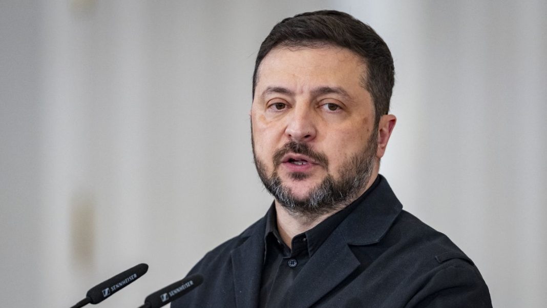 Зеленський вимагає виведення російської техніки з прикордонних областей Білорусі.