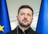 Президент України Володимир Зеленський на фоні карти Криму.
