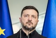 Президент України Володимир Зеленський на фоні карти Криму.