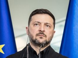 Президент України Володимир Зеленський на фоні карти Криму.