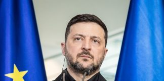 Президент України Володимир Зеленський на фоні карти Криму.