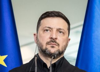 Президент України Володимир Зеленський на фоні карти Криму.
