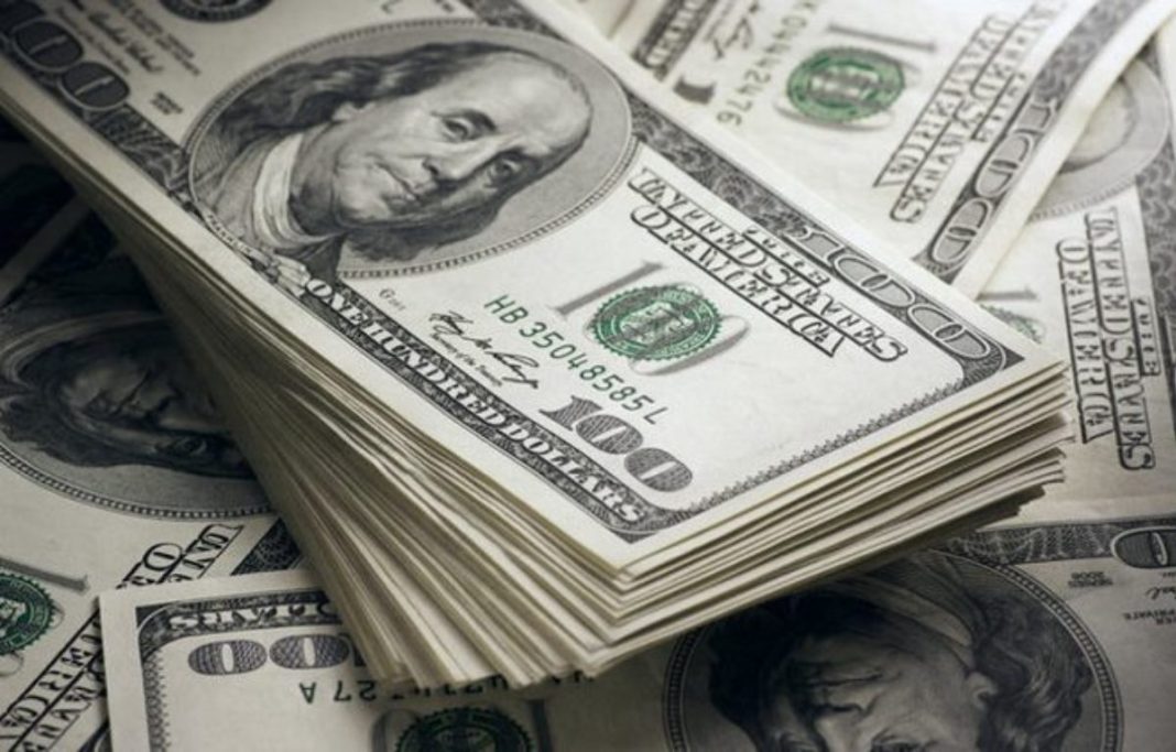 Долар США зміцнюється на фоні зростання інвестицій у 2026 році.