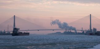 Трамп зупинив відкриття мосту за $4,7 млрд між США та Канадою Новий міжнародний міст Горді Хау, що з’єднує Детройт та Віндзор, на фоні міста та річки.