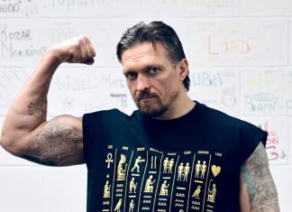 Олександр Усик позує під час фотосесії після включення до рейтингу TIME100 Sports 2026.